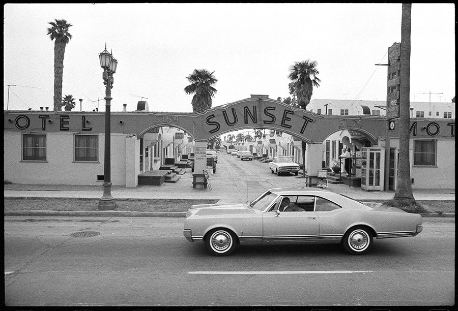 Эд Руша. Из проекта «Здания бульвара Сансет». 1966. Ed Ruscha/Archive The Getty Research Institute