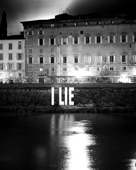 Из серии «Проекции». 1996. Флоренция. Фото: Edd Horder, Jenny Holzer/Art Resource, NY