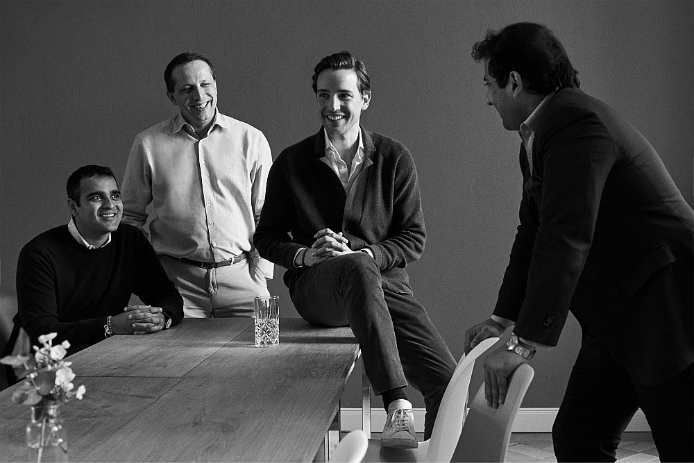 Новое руководство объединенной компании: Адитья Юлка, Александр Джилкс и Осман Хан, основатели Paddle8, а также Александр Цакке (сидит в центре), сооснователь Auctionata