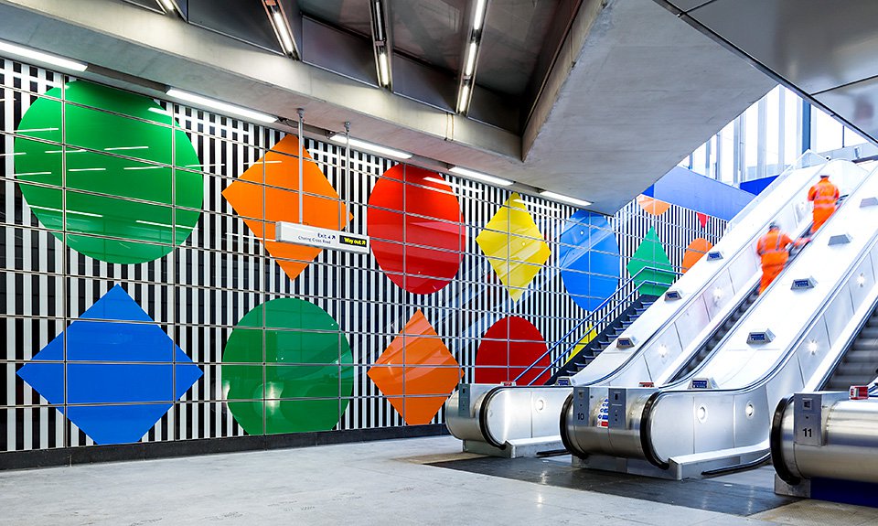 Даниель Бюрен. «Бриллианты и круги». 2008–2017. Станция метро Tottenham Court Road, Лондон, Великобритания. Фото: Thierry Bal