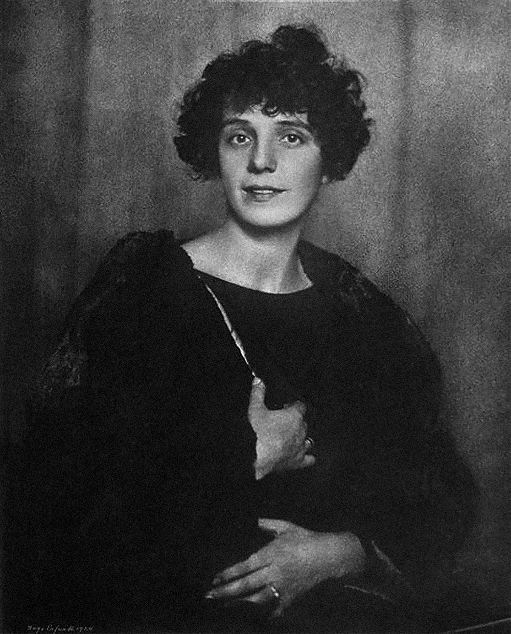 Портрет Нины Кандинской, выполненный фотографом Гуго Эрфуртом в 1924 году