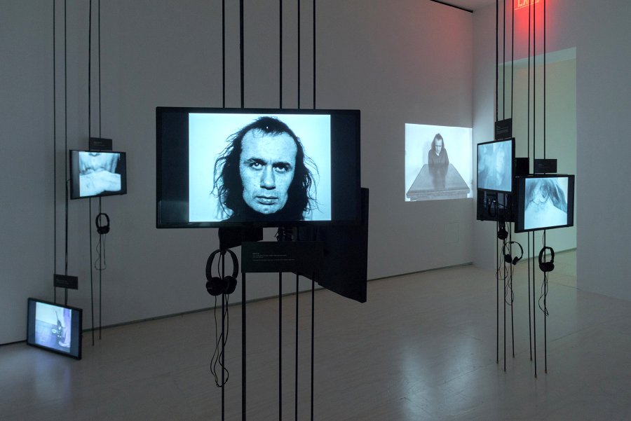 Вито Аккончи. «Где мы сейчас (кто мы такие)?». 1976. Courtesy of Acconci Studio and MoMA PS1, photo by Pablo Enriquez