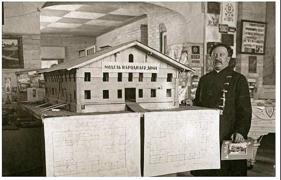 Театральная выставка в доме Поленова. 1916. Фото: Государственный мемориальный историко-художественный и природный музей-заповедник В.Д.Поленова
