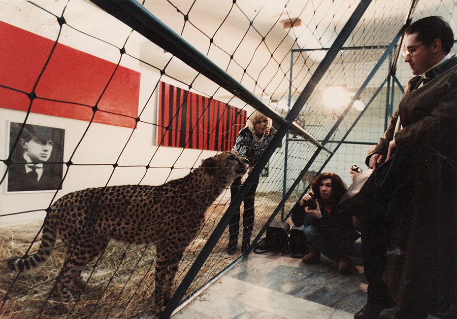 Инсталляция-перформанс Анатолиия Осмоловского «Леопарды врываются в храм». 1992. Фото: галерея OVCHARENKO.