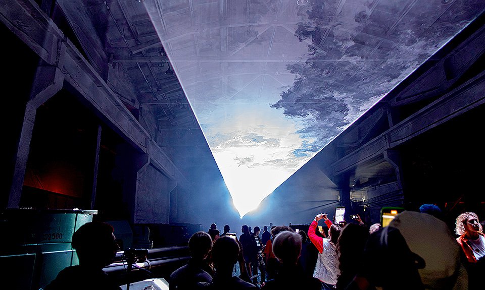 Инсталляция «Диалог» формировала плоские потоки света, внутри которых будто бы клубились облака. Фото: Фестиваль «Ночь заводов»
