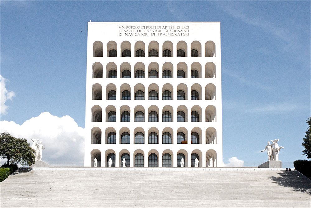 Дворец итальянской цивилизации, построенный к Всемирной выставке в Риме - теперь в нем располагается штаб-квартира Fendi. Фото: Fendi