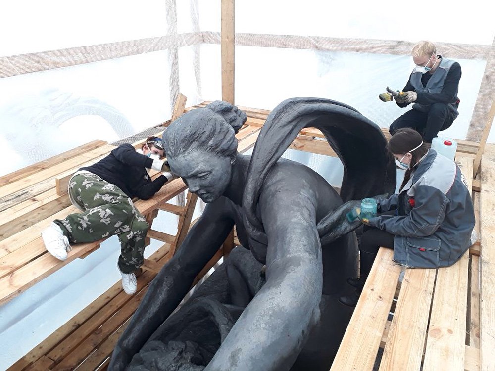Скульптурами Веры Мухиной «Земля« и «Вода», установленными в «Лужниках», сейчас занимаются специалисты ГосНИИР. Фото: ГосНИИР