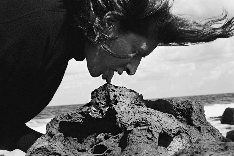 Марина Абрамович. Stromboli III Volcano ("Стромболи III. Вулкан"). 2002. Courtesy of Marina Abramović Archives and Lia Rumma Gallery, Milan. Photo: Paolo Canevari