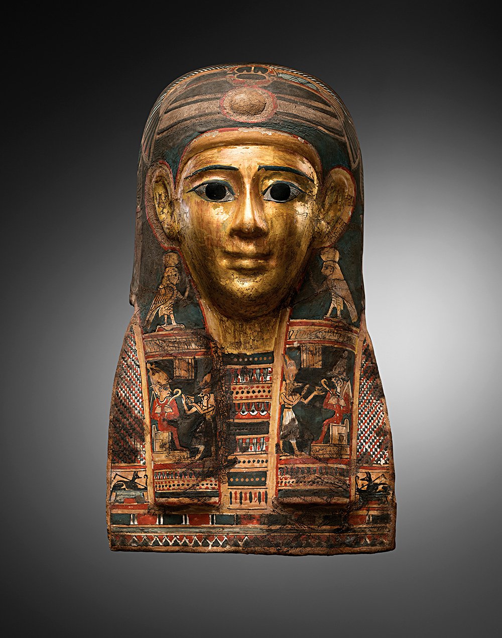 Маска мумии. Египет, 305–30 до н. э. Картонаж с полихромной и позолоченной росписью. Фото: Grusenmeyer-Woliner Gallery