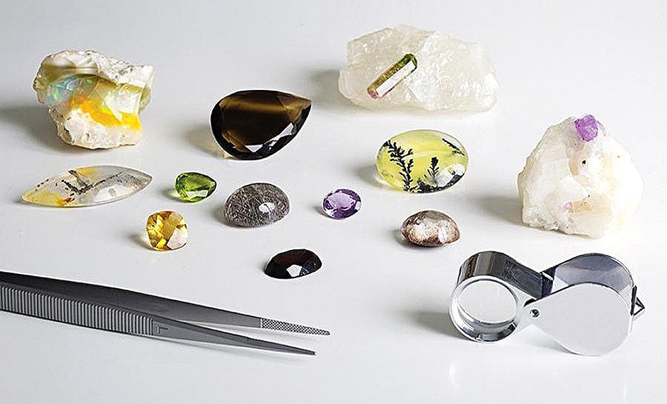 Школа ювелирного искусства Van Cleef & Arpels предлагает всем желающим изучить ее онлайн-библиотеку