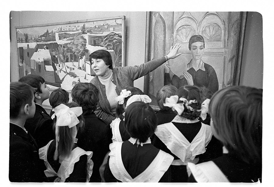 Школьная экскурсия в Третьяковской галерее. 1978. Фото: Борис Кавашкин / Фотобанк Лори