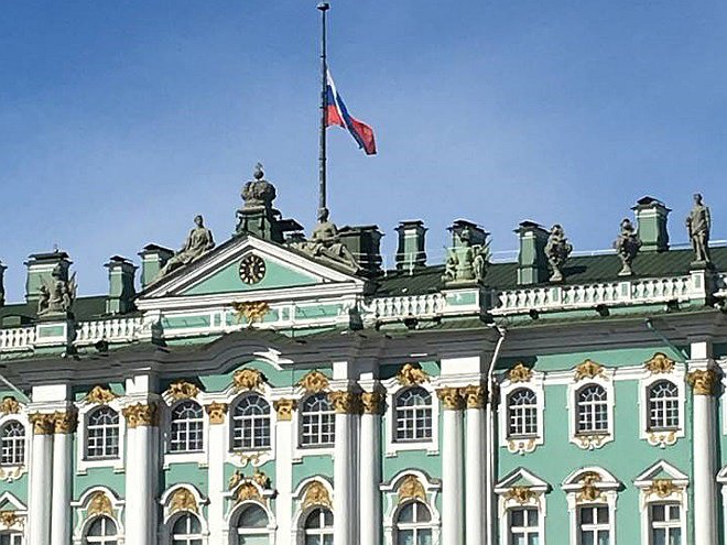 Государственный флаг России на крыше Эрмитажа приспущен в знак траура. Фото: Государственный Эрмитаж