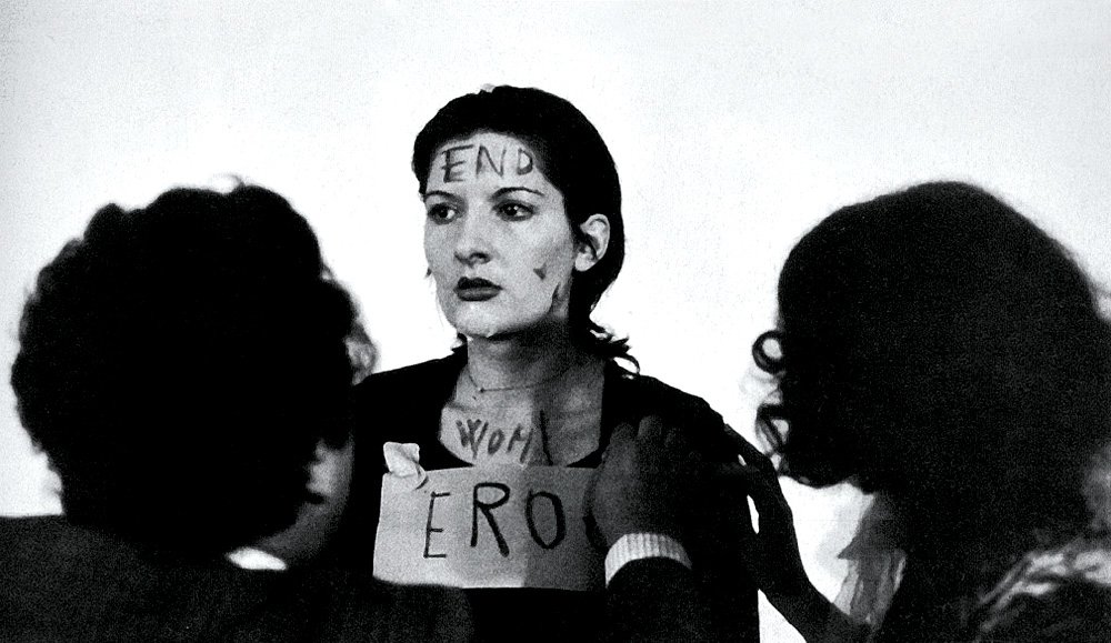 Марина Абрамович во время знаменитого перформанса «Ритм 0». Неаполь, 1974 г. Фото: Marina Abramovic Institute
