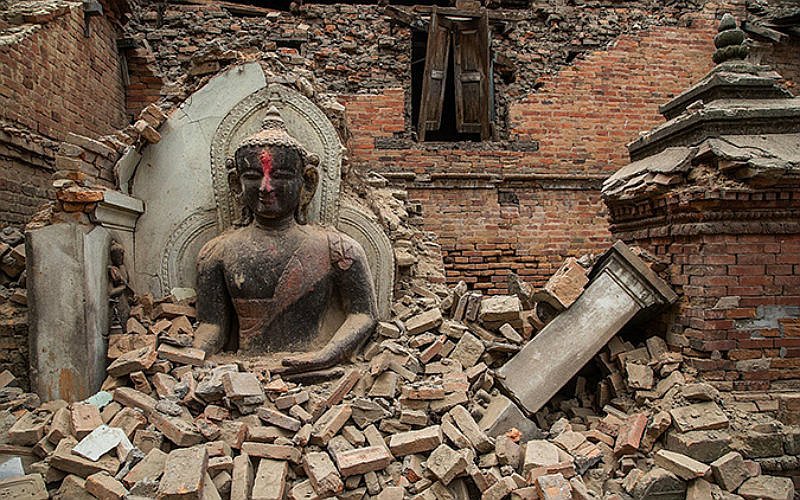 Разрушения, вызванные землетрясением в храме древнего непальского города Бхактапур/ newsage.gr