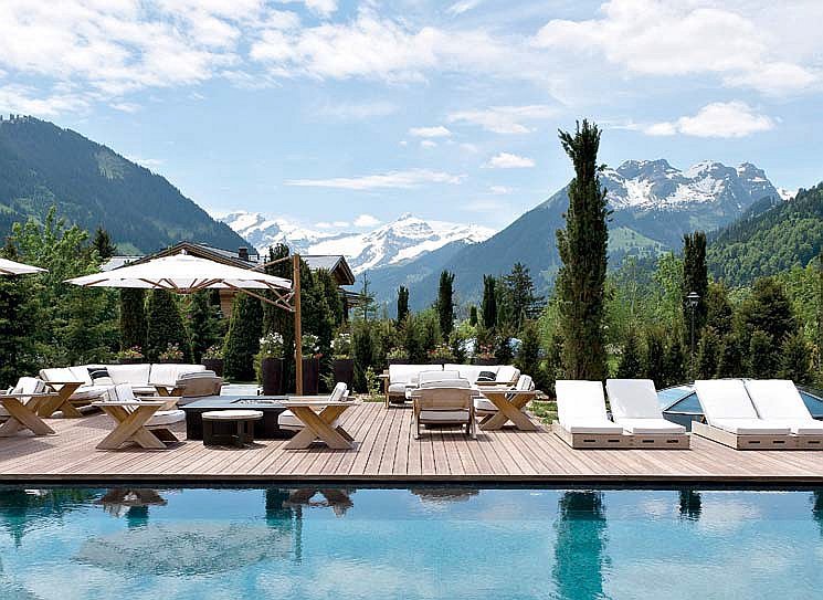 Открытый бассейн отеля The Alpina Gstaad