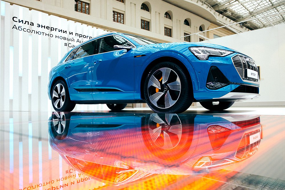Audi e-tron на стенде Audi Россия на Международной ярмарке современного искусства Cosmoscow. Фото: Audi Россия