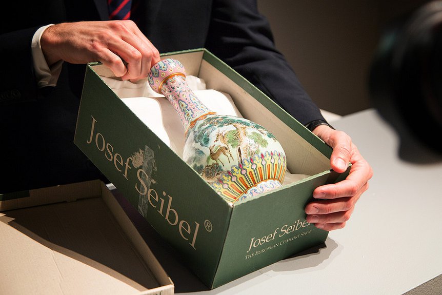 Ваза «розового семейства» (Китай, XVIII в.) в коробке из-под обуви, в которой ее хранил владелец. Продано на Sotheby's за $19 млн. Рекорд для китайского фарфора. Фото: Sotheby'