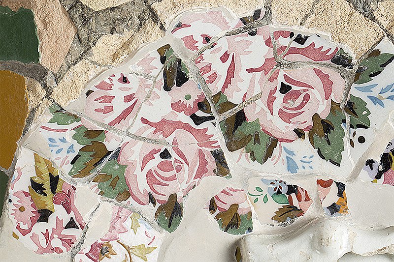 Антонио Гауди. Фрагмент керамичеcкой мозаики из парка Гуэля. Известняк, песок, цемент. Около 1903. Фото: Гилем Фернандес-Уэрта