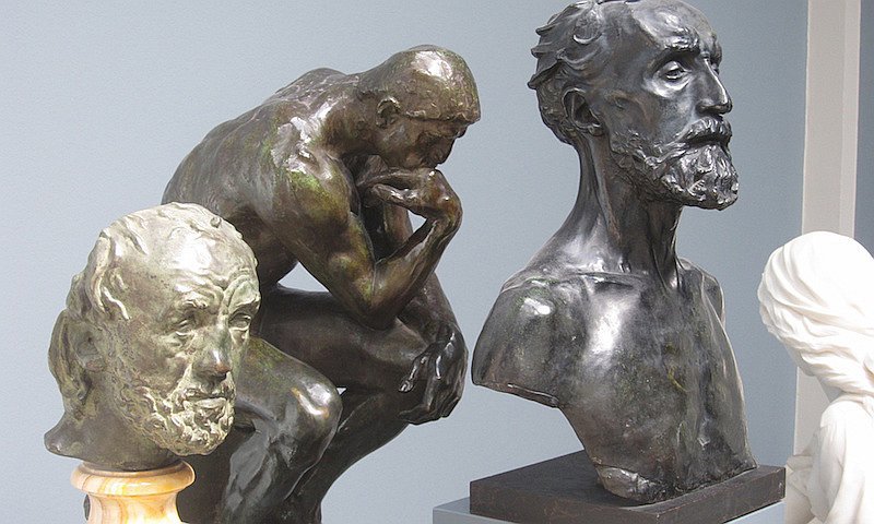 «Человек со сломанным носом» Огюста Родена (слева) в Копенгагенском музее «Новая глиптотека Карлсберга»