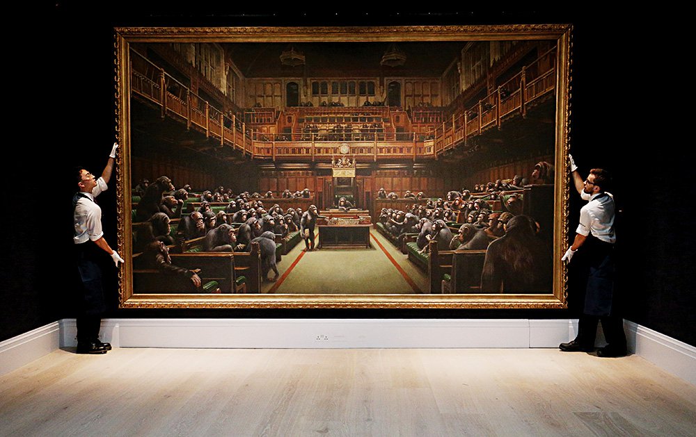«Деградировавший парламент» Бэнкси на презентации в галерее Sotheby's 27 сентября. Картина продана за £9,9 млн. Фото: PA Wire/PA Images/ТАСС