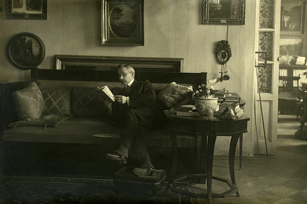 Константин Сомов за чтением в своей петербургской квартире на Екатерингофском проспекте, 97. Частный архив