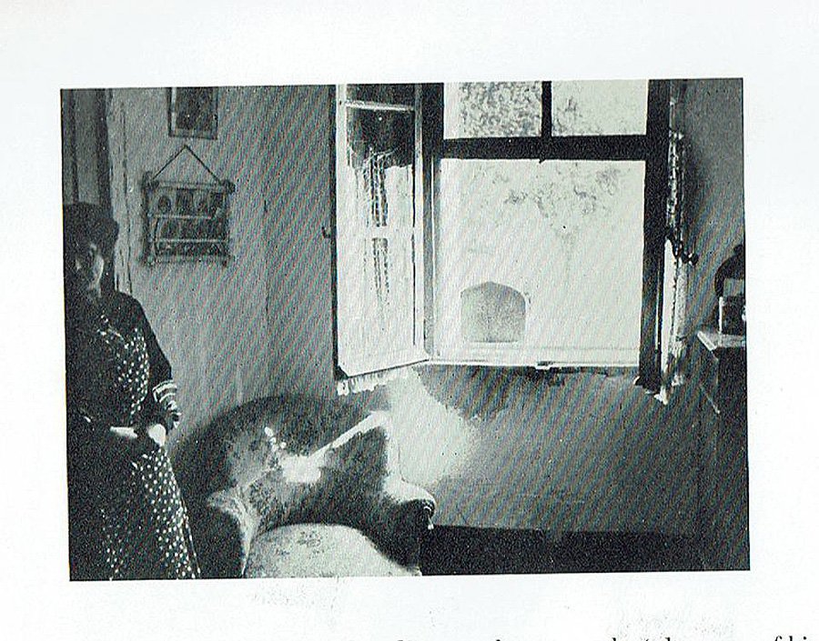 Фотография бывшей спальни Ван Гога, сделанная в 1933 году и опубликованная в журнале Studio. Фото: Karda