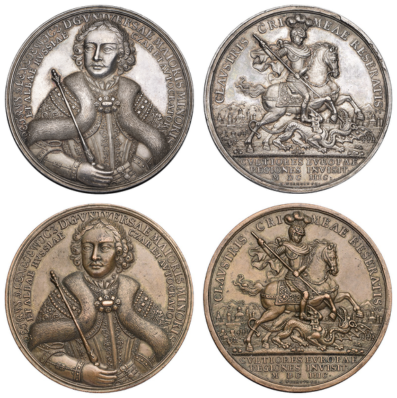 Путешествию Петра I в Европу (Великому посольству 1697–1698 годов) посвящена большая медаль, на лицевой стороне которой — погрудный портрет царя в богатом русском одеянии. На оборотной стороне, на фоне бомбардируемых Азова и Перекопа, изображен святой Георгий Победоносец, фигура которого может быть истолкована двояко: как герб России и как самое Петр. Такая персонификация государственного герба — привычное явление в медальерном искусстве. Интересно, что на торгах встретились серебряный (лот 6) и уникальный бронзовый (лот 7) варианты одной медали. В нумизматической литературе вариант медали, отчеканенной в бронзе, вообще не описан. Такой медали нет даже в собрании Эрмитажа, из сборника статей о коллекции которого взято описание ее серебряного аналога. Стартовая цена серебряной медали — 1,5 млн руб., бронзовой медали — 170 тыс. руб.