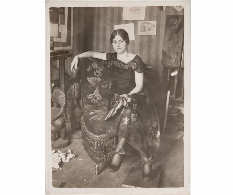 Ольга Хохлова в мастерской Пикассо. 1918 г. © Rights reserved © Succession Picasso 2013. Print: Musée Picasso Paris / Béatrice Hatala