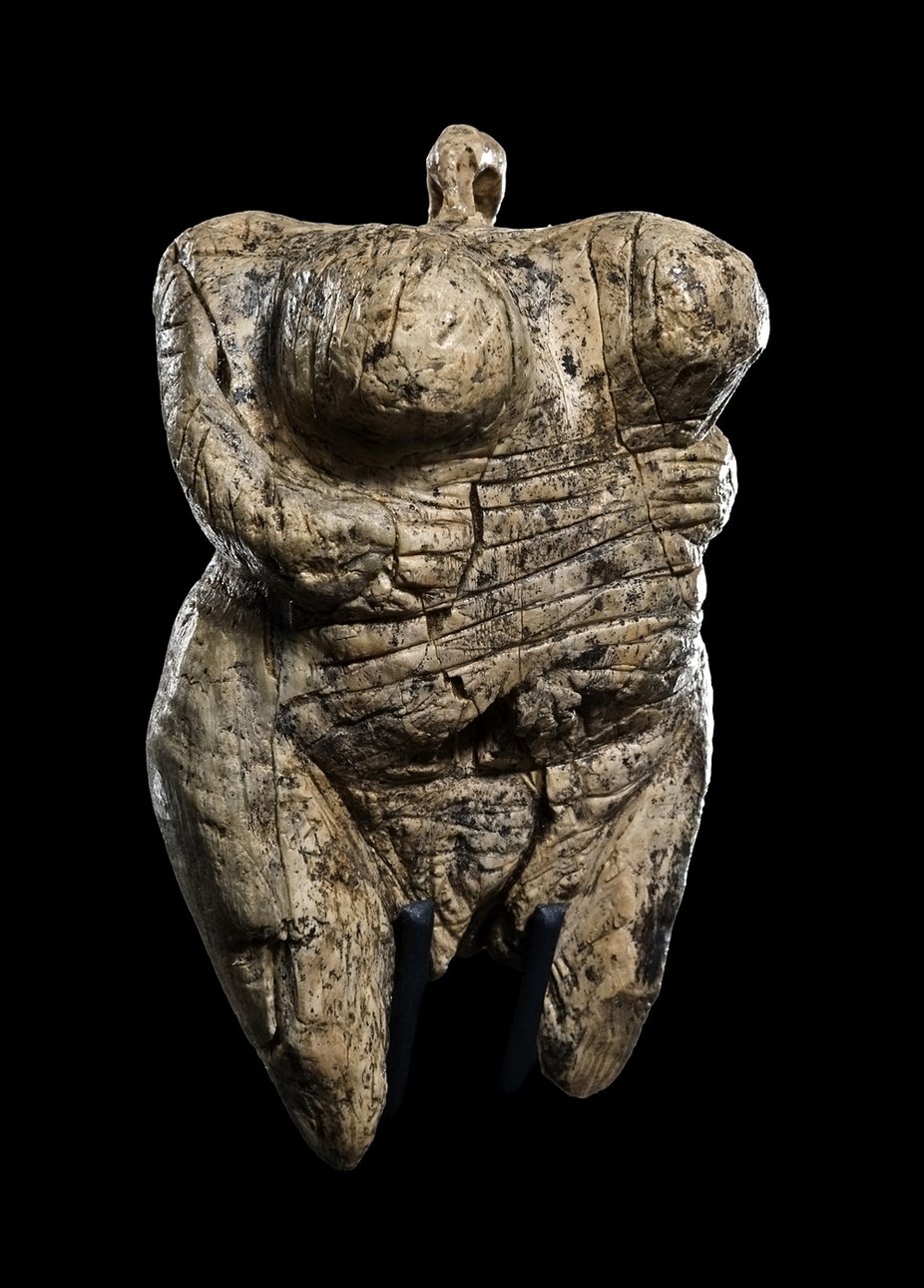 Венера из Холе-Фельс. Возраст 35–40 тыс. лет, из бивня мамонта. Фото: Urgeschichtliches Museum Blaubeuren / Johannes Wiedma