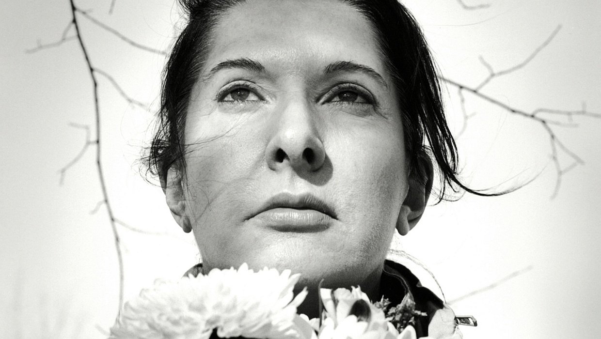 Марина Абрамович. Портрет с цветами. 2010 / Марина Абрамович, courtesy Архив Марины Абрамович и Sean Kelly Gallery, Нью-Йорк