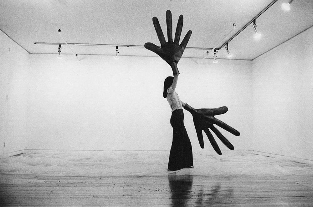 Сильвия Паласиос Уитман. Документация перформанса Passing Trough. Sonnabend Gallery, 1977. Фото: Babette Mangolte