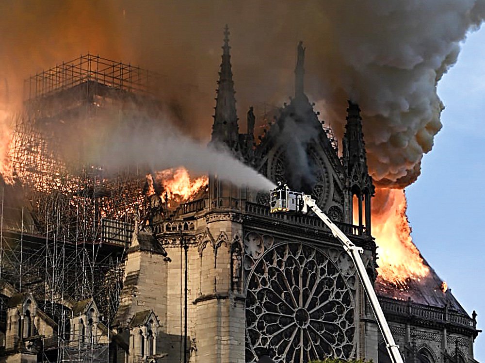 Ликвидация пожара в соборе Парижской Богоматери. Фото: Стоян Васев/ТАСС