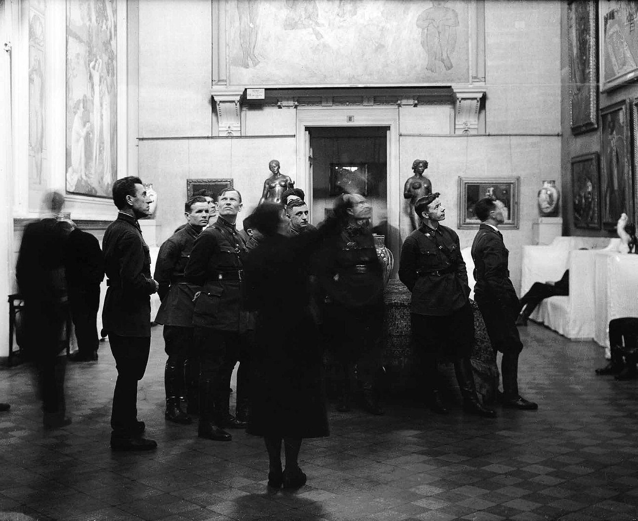 Экскурсия для группы красноармейцев в зале Матисса ГМНЗИ. 1937 г. Такие посетители были в музее редкостью — в основном сюда ходили художники, студенты, интеллигенция и, конечно, восторженные иностранные гости / Все фото: архив ГМИИ им. Пушкина