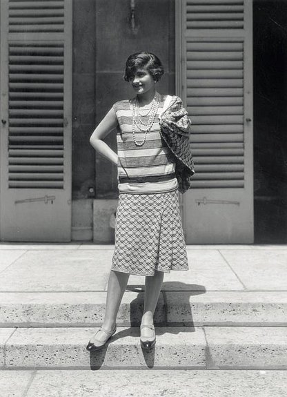 Коко Шанель в костюме джерси по рисунку Ильязда. 1929