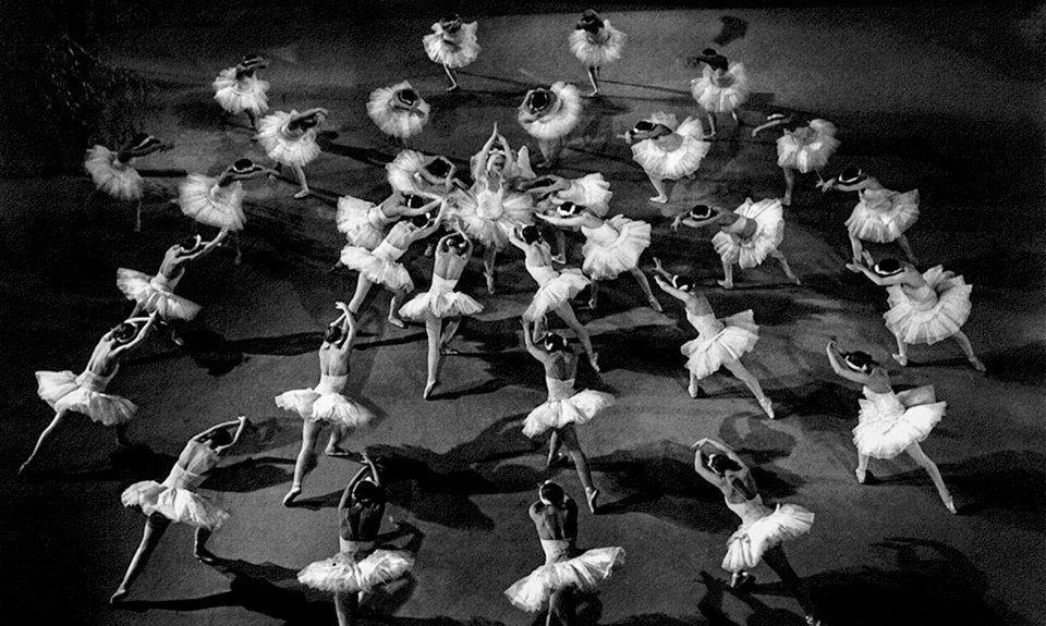Сцена из «Лебединого озера». Большой театр, 1950-е. Фото: Евгений Умнов/MAMM