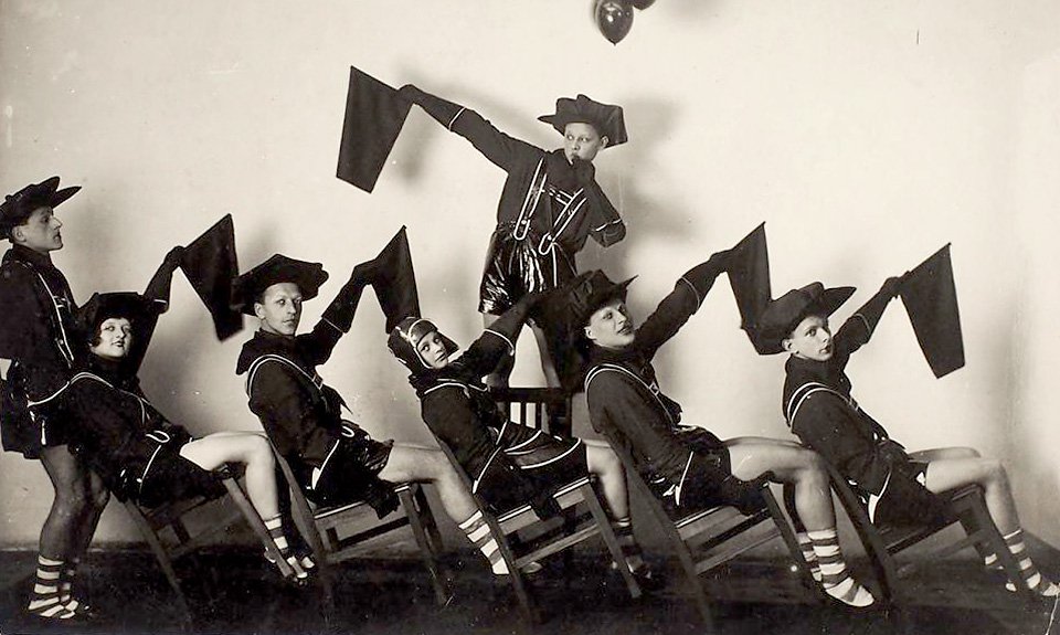 Фотография «Инсценировка „Октябрята“ в исполнении ударной группы „Синяя блуза“». 1928. Фото: Аукционный дом «Литфонд»