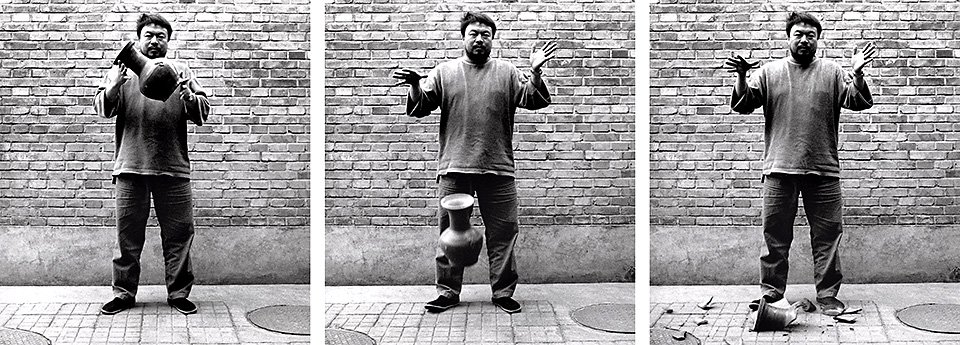 Ай Вэйвэй. Видео «Роняя урну династии Хань». 1995.  Фото: Guggenheim Museum