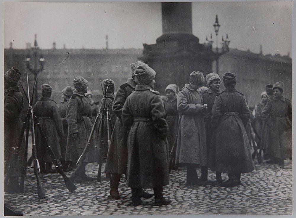 Женский батальон смерти, доброволицы на площади перед Зимним дворцом 7 ноября 1917 г. Фото: Государственный Эрмитаж