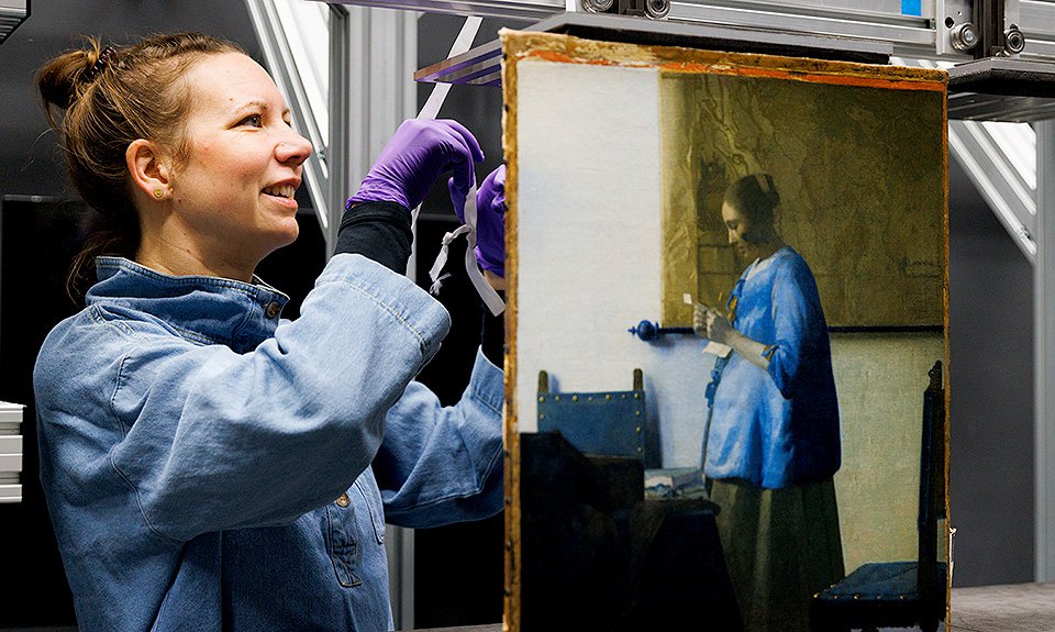 Подготовка «Женщины в голубом, читающей письмо» к сканированию. Фото: Rijksmuseum/Kelly Schenk