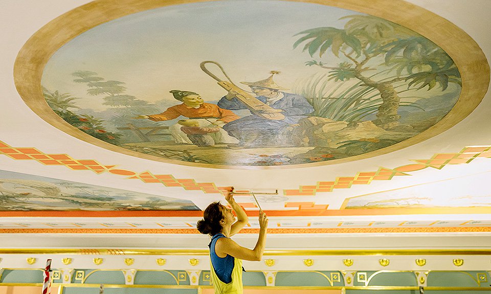 Реставраторы работают над росписями потолка Китайского зала. Фото: ГМЗ «Царское Село»