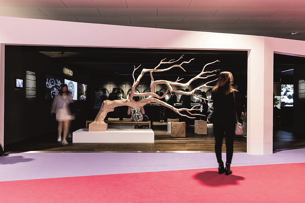 Интерьер стенда Audemars Piguet на ярмарке Art Basel Hong Kong