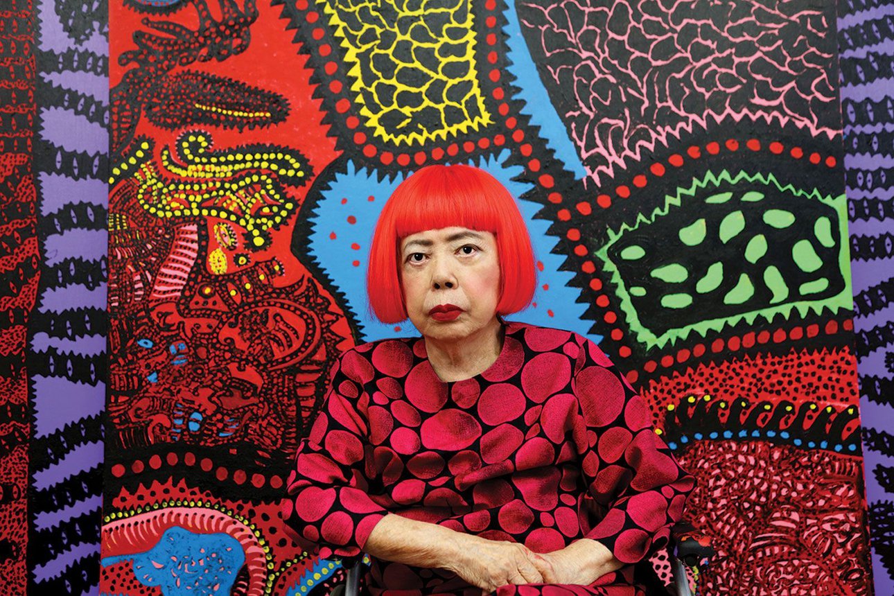 Яёи Кусама на фоне своей работы. Фото: Yayoi Kusama/Ota Fine Arts, Victoria Miro & David Zwirner