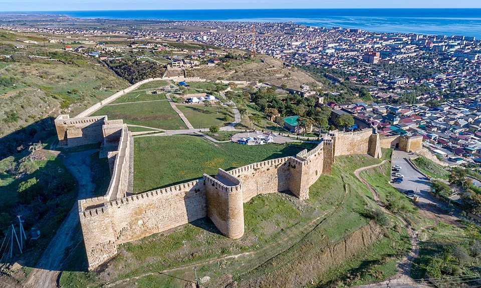 Дербентская крепостная стена. Вид сверху. Фото: Анна Карасева/Фотобанк Лори