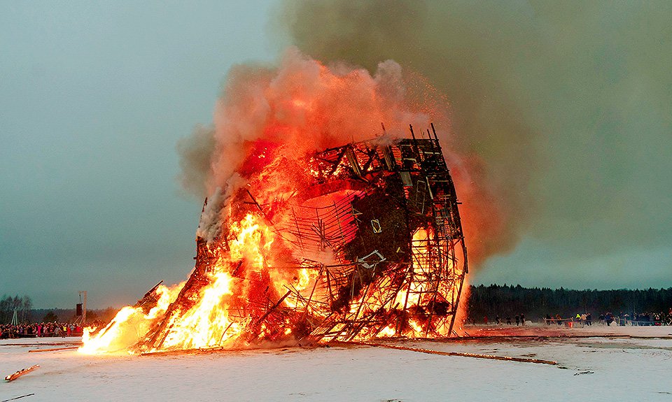 Сожжение арт-объекта «Четвертая стена» студии «NOYD короткийметр». Фото: Дмитрий Раевский