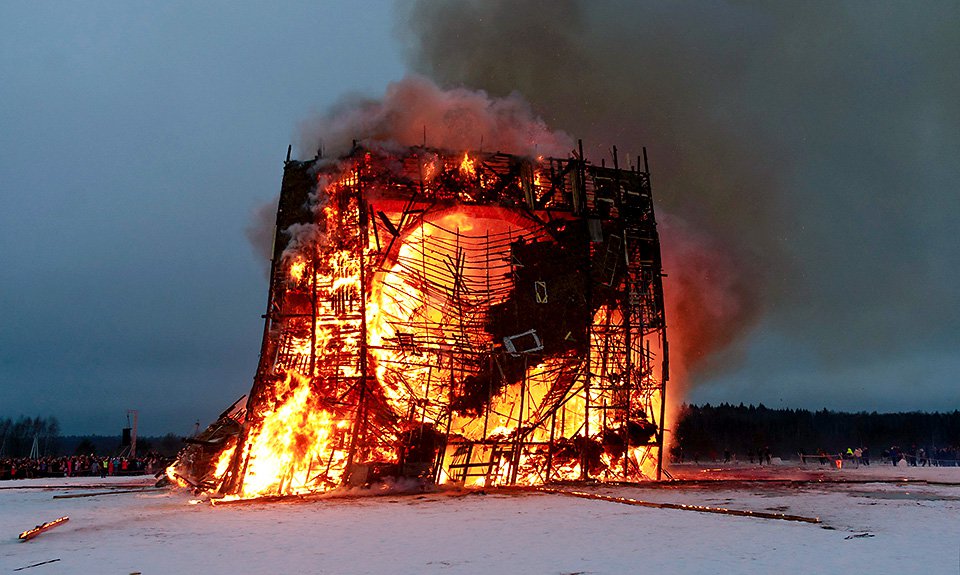 Церемония сожжения арт-объекта «Четвертая стена» студии «NOYD короткийметр». Фото: Дмитрий Раевский
