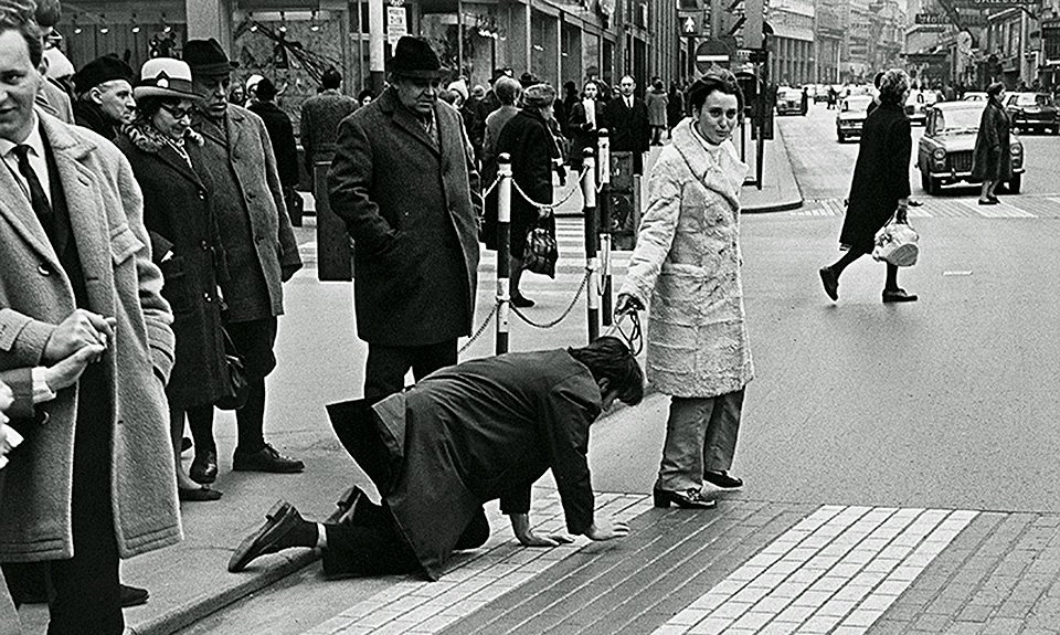 Вали Экспорт ведет Петера Вайбеля на собачьем поводке по Каринтнерштрассе. Вена. Февраль 1968 года. Фото: www.peter-weibel.at