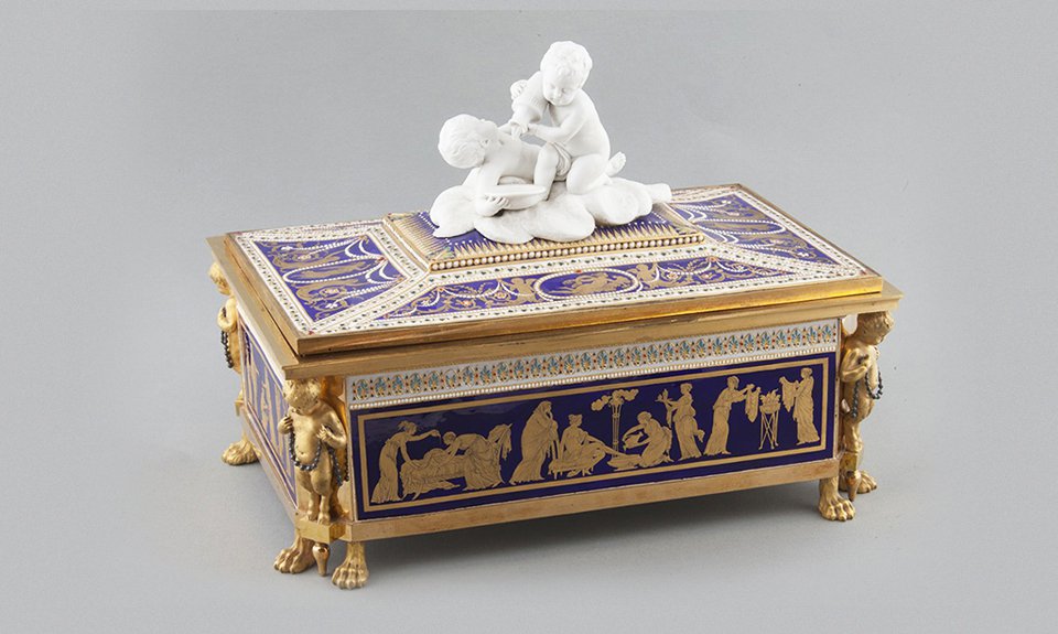 Шкатулка. Севр, Королевская фарфоровая мануфактура, 1782. Из туалетного прибора, подаренного великой княгине Марии Федоровне во время посещения фарфорового производства в Севре в 1782 г. Государственный музей-заповедник «Павловск». Фото: Музеи Московского Кремля