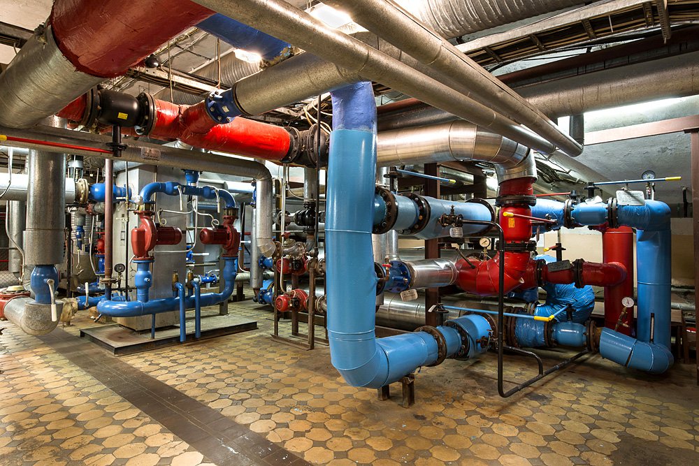 Узел подготовки и распределения теплоносителя для системы водяного отопления и кондиционирования воздуха. Фото: Государственный Эрмитаж