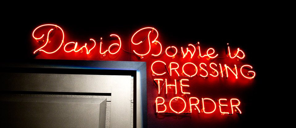Дэвид Боуи пересекает границы / Courtesy of Victoria and Albert Museum, Londo