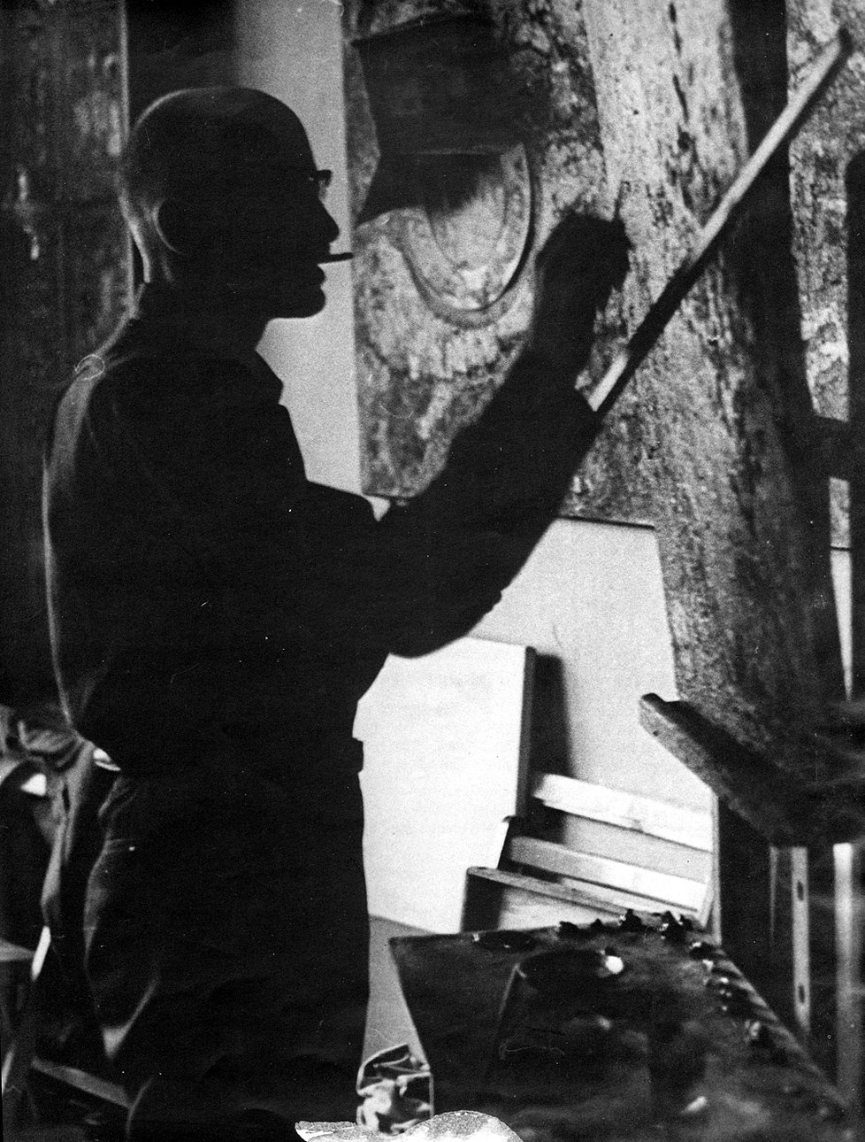 Оскар Рабин у мольберта. 1969 г. Фото: Игорь Пальмин